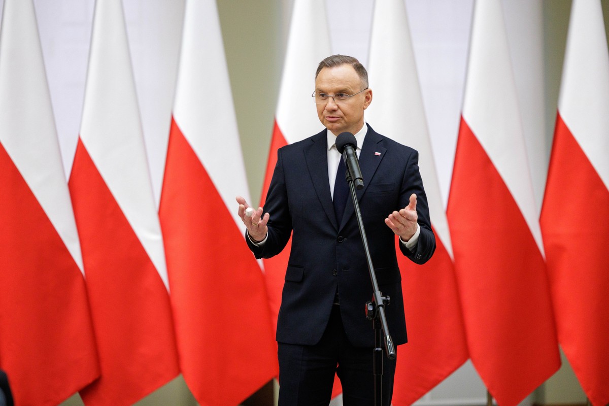 Prezydent Andrzej Duda przemawia na tle polskich flag. Blokuje ustawę o pomocy psychologicznej dla nastolatków