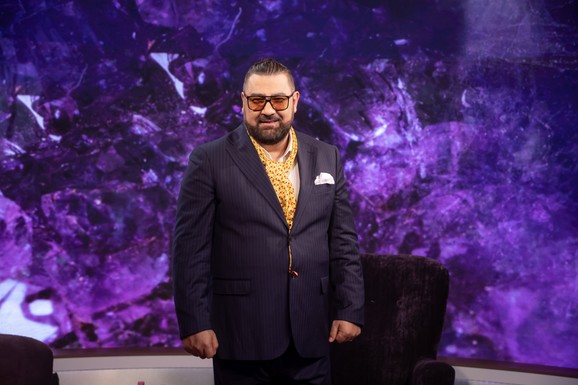 "NE ZNAM DA ČITAM, NISAM IŠAO U ŠKOLU" Pevač priča tri strana jezika, od muzike hrani osmoro dece, a u emisiji nije uspeo da pročita jednu reč