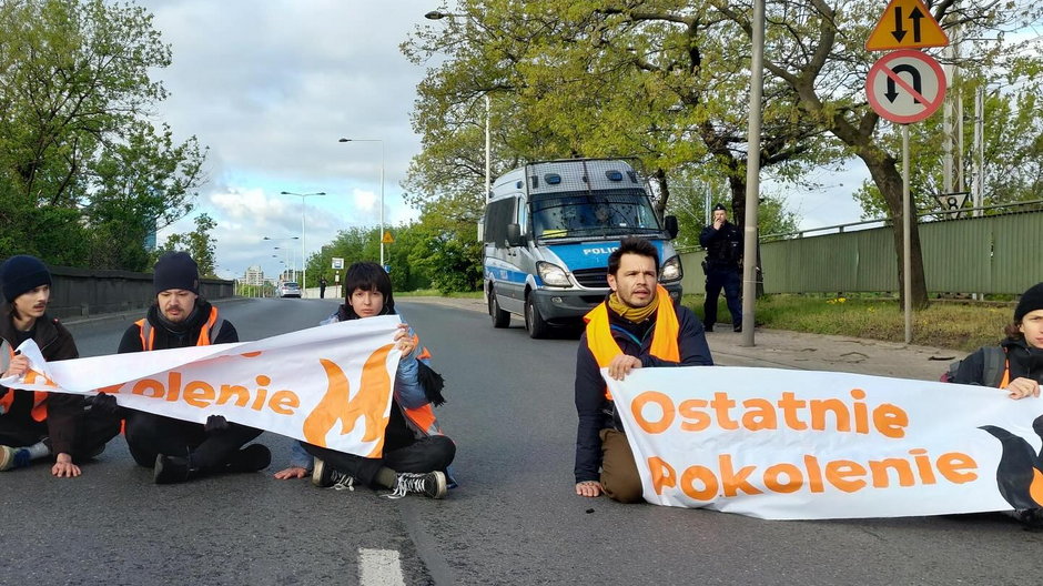 Aktywiści klimatyczni blokują mosty w Warszawie