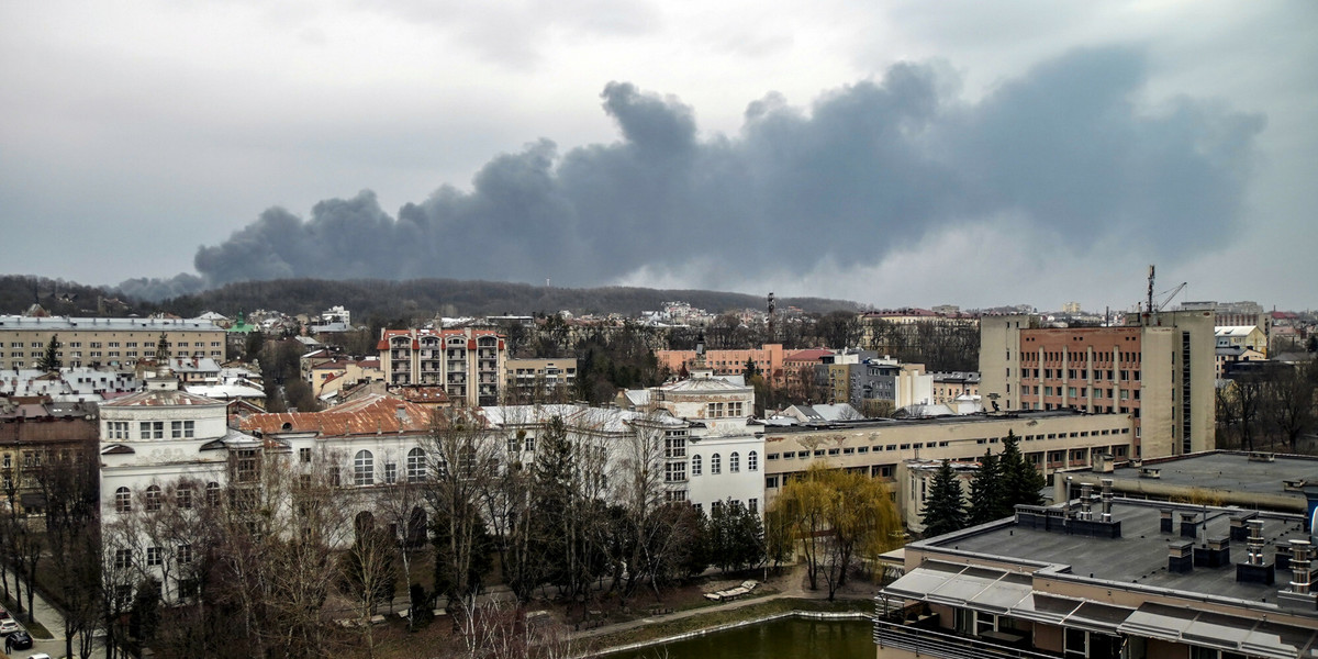 Ukraina. Kłęby dymu nad Lwowem, 26 marca 2023 r. 