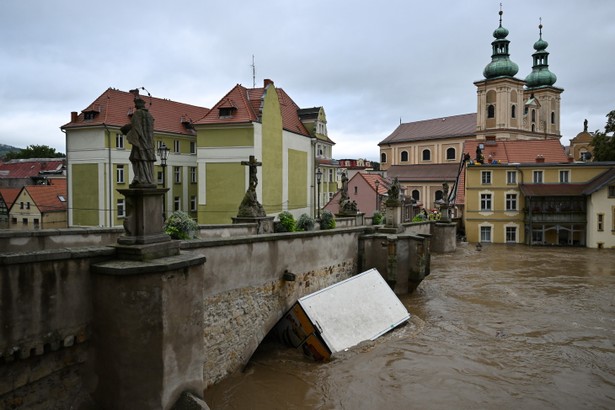 Kłodzko jest zalane. Woda w mieście ma od 05 do 1,5 m głębokości