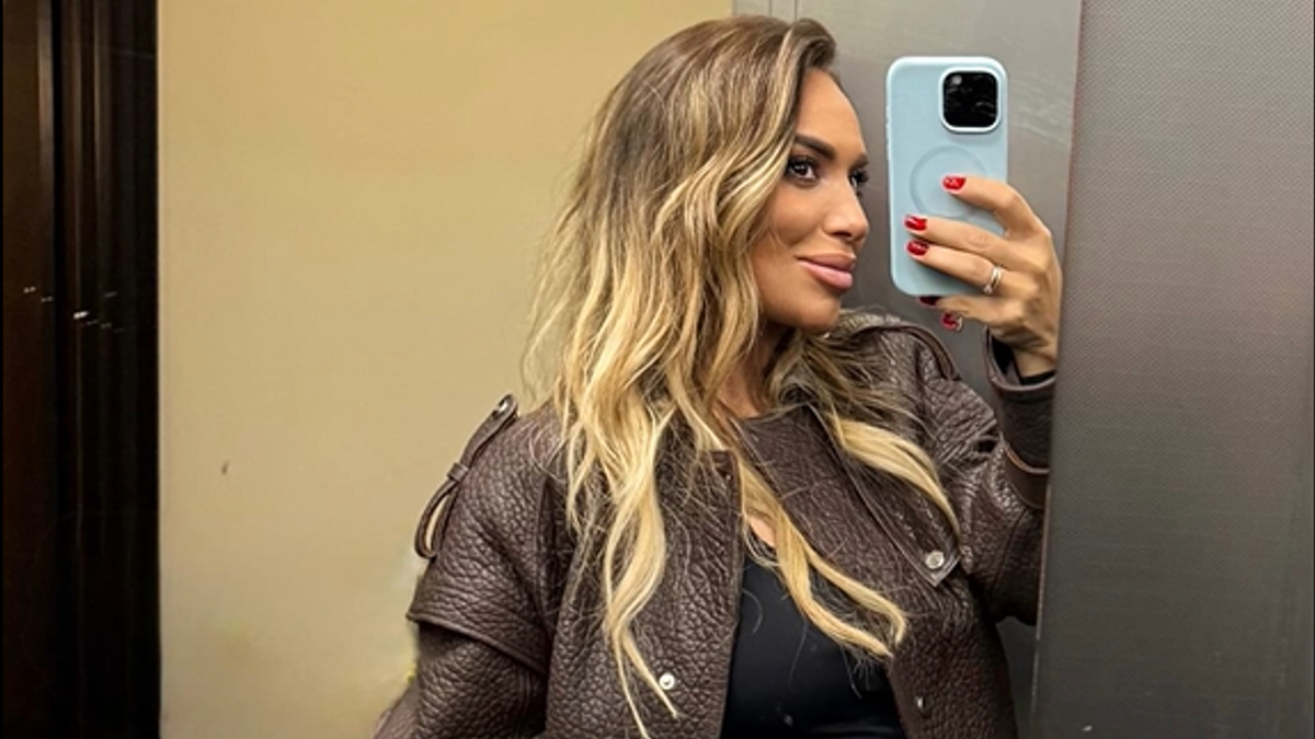 PEVAČICA POKAZALA KAKO IZGLEDA TIK PRED POROĐAJ Čeka dete sa pet godina mlađim kolegom, sad obukla minić i oduševila mnoge