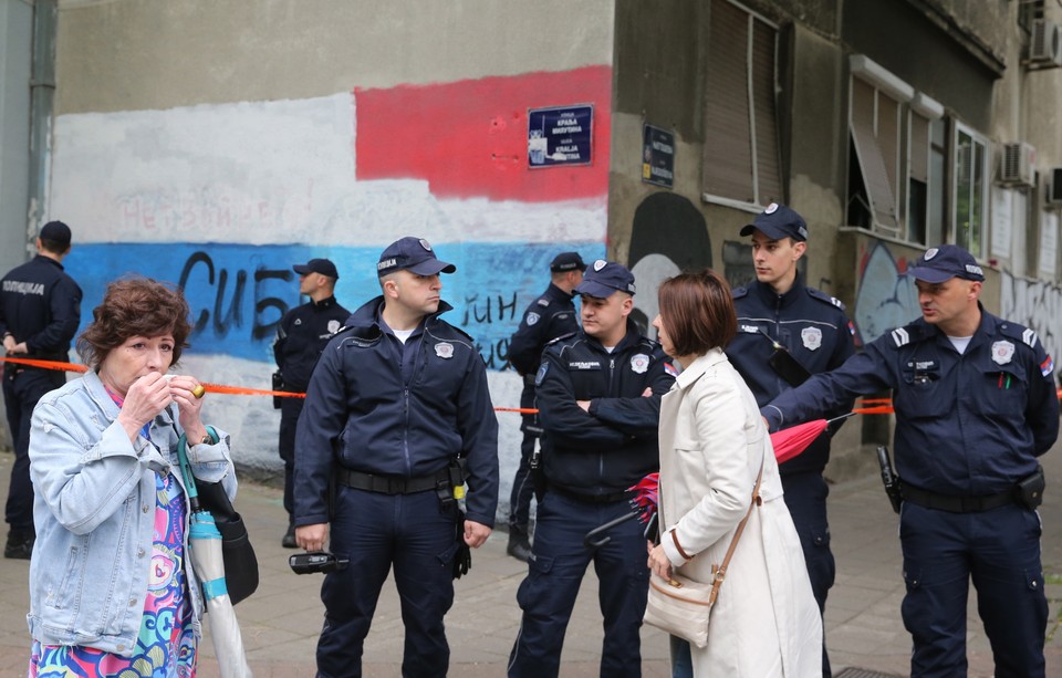 Służby pod szkołą w Belgradzie