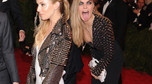 Sienna Miller i Cara Delevingne