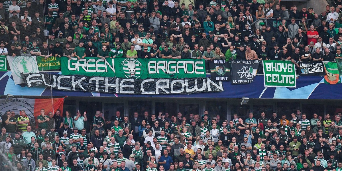 Kibice Celticu dali jasno do zrozumienia co sądzą o koronie. Transparent "F... the Crown" (po polsku "Pieprzy... koronę") mówi wszystko.  