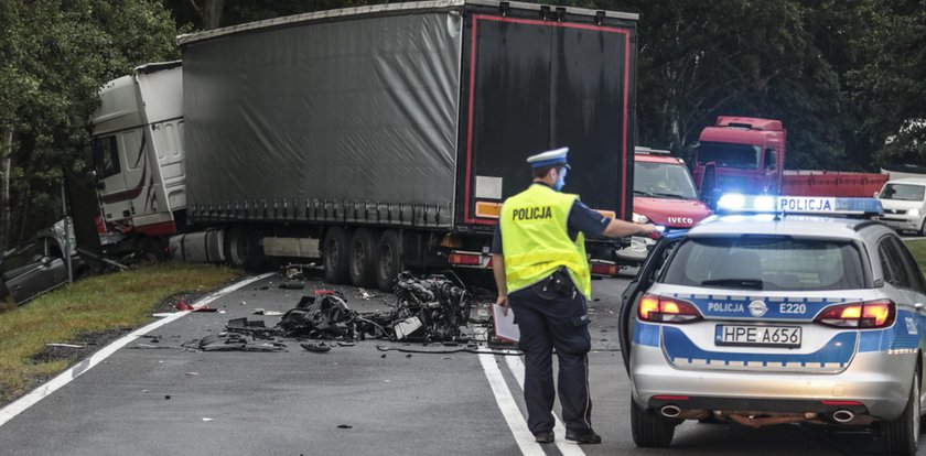 Volkswagen wbił się pod ciężarówkę. Zginęła 27-latka