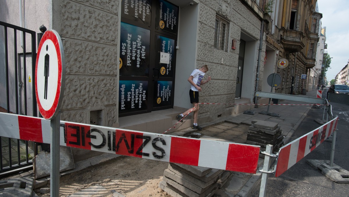 ŁÓDŹ REMONT CHODNIKA SKLEP Z DOPALACZAMI