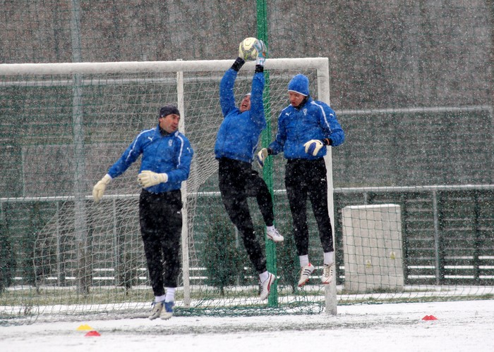 Pogoda nie rozpieszcza piłkarzy. Lech Poznań trenuje na śniegu