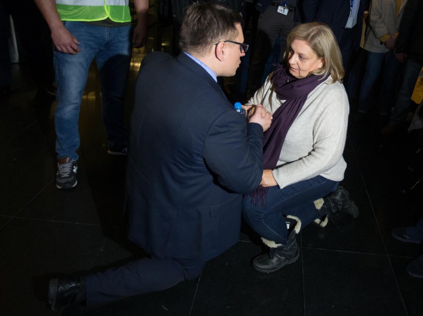 Prezes na kolanach całowany po rękach. "Dziękujemy za dostęp do toalet"