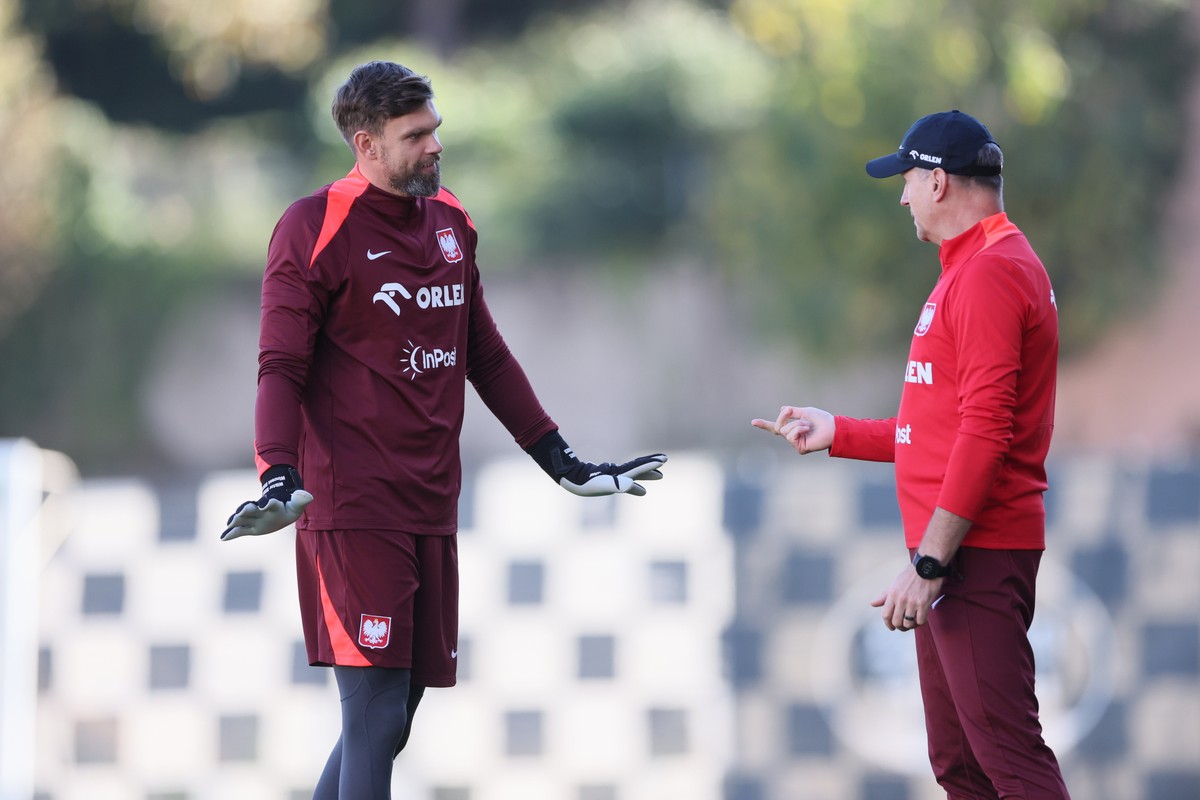 Selekcjoner reprezentacji Polski Michał Probierz (P) i bramkarz Bartłomiej Drągowski (L) podczas treningu kadry w portugalskim Porto. Polacy przygotowują się do meczów piłkarskiej Ligi Narodów z Portugalią