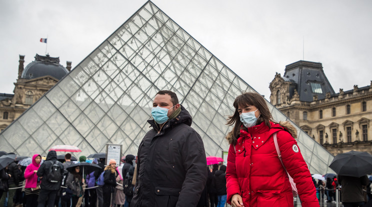 Franciaországban 120 iskolát bezártak, 10 millió egészségügyi maszk került kiosztásra /Fotó: MTI/EPA/Christophe Petit Tesson