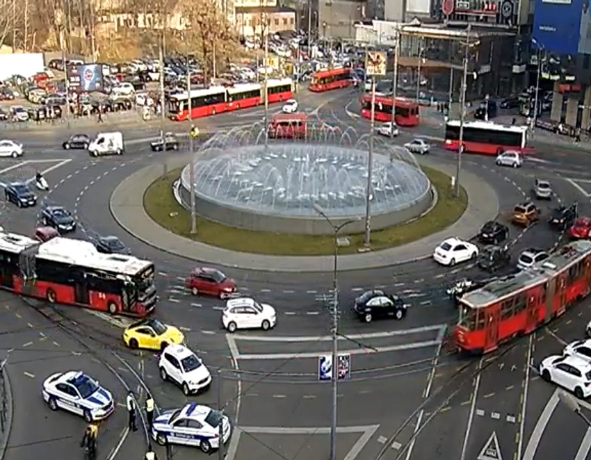 Opterećen saobraćaj na Trgu Slavija