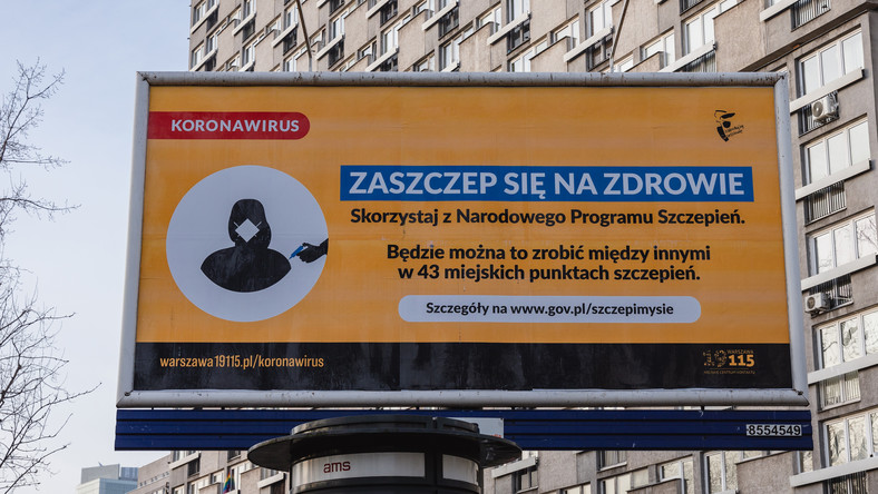 Billboard zachęcający do szczepienia przeciw COVID-19 w Warszawie