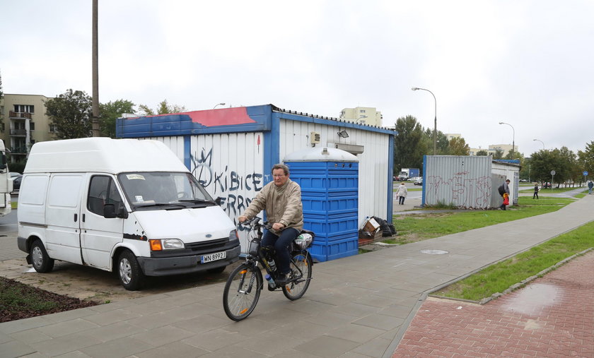 Blaszaki blokują ścieżkę rowerową