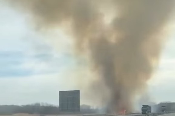 (VIDEO) POŽAR NA AUTOPUTU KOD ISKLJUČENJA ZA MLADNEOVAC Vozači, oprez! Crni dim se širi preko kolovoza, moguća smanjena vidljivost