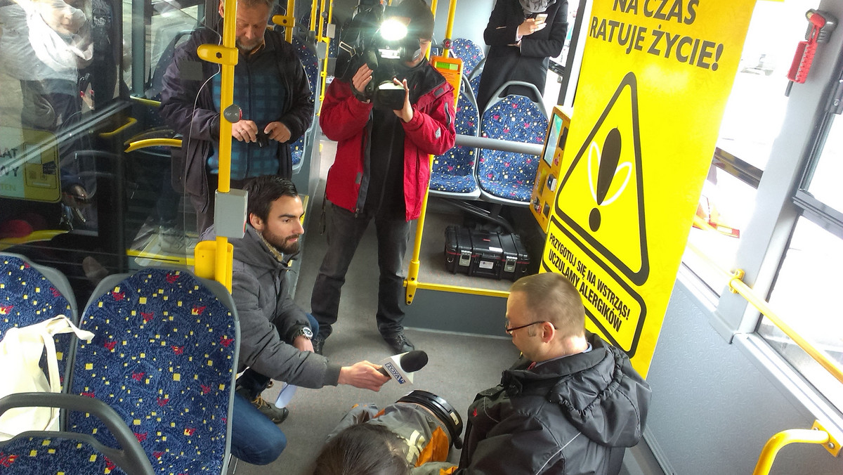 Zadławienie się jabłkiem, rozbicie głowy o beton – z takimi przypadkami na co dzień spotykają się łódzcy kierowcy autobusów i motorniczowie. Reagują tak, jak powinni – pomagają. I w oczach pasażerów wyrastają na bohaterów.