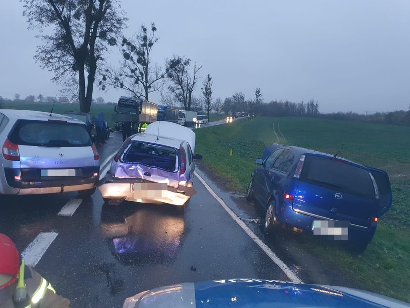 Horror na drodze. Dwa auta potrąciły pieszego