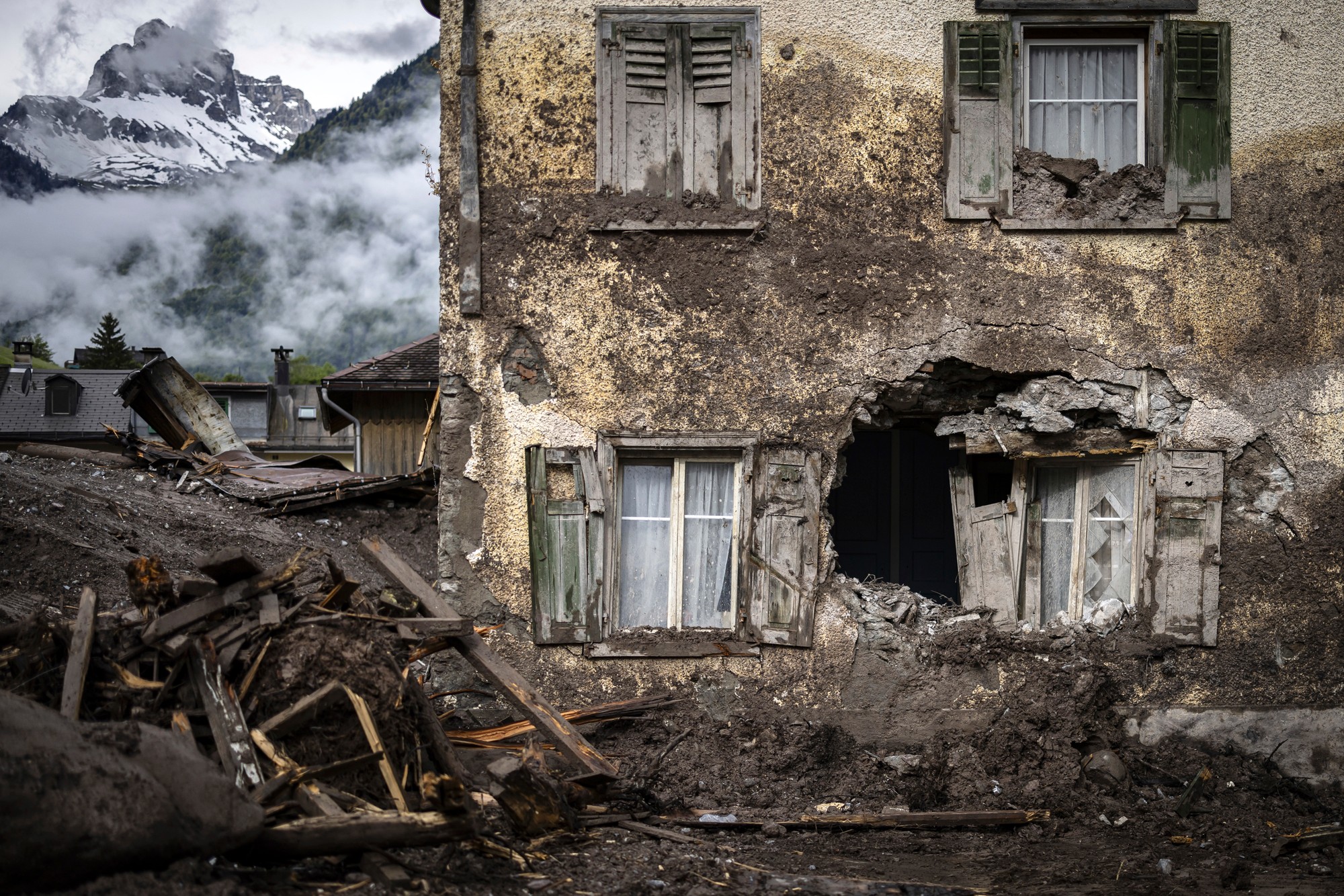 Obytná budova zničená po zosuve pôdy v obci Schwanden v kantóne Glarus na východe Švajčiarska.