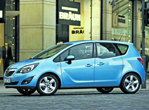 Opel Meriva ma długość Opla Corsy, ale oferuje pasażerom porównywalną ilość miejsca co samochody klasy średniej, i to w wersjach kombi. W dodatku tylne drzwi auta otwierają się pod wiatr niczym w rolls-royce’ach, co ułatwia wsiadanie MAT. PRASOWE