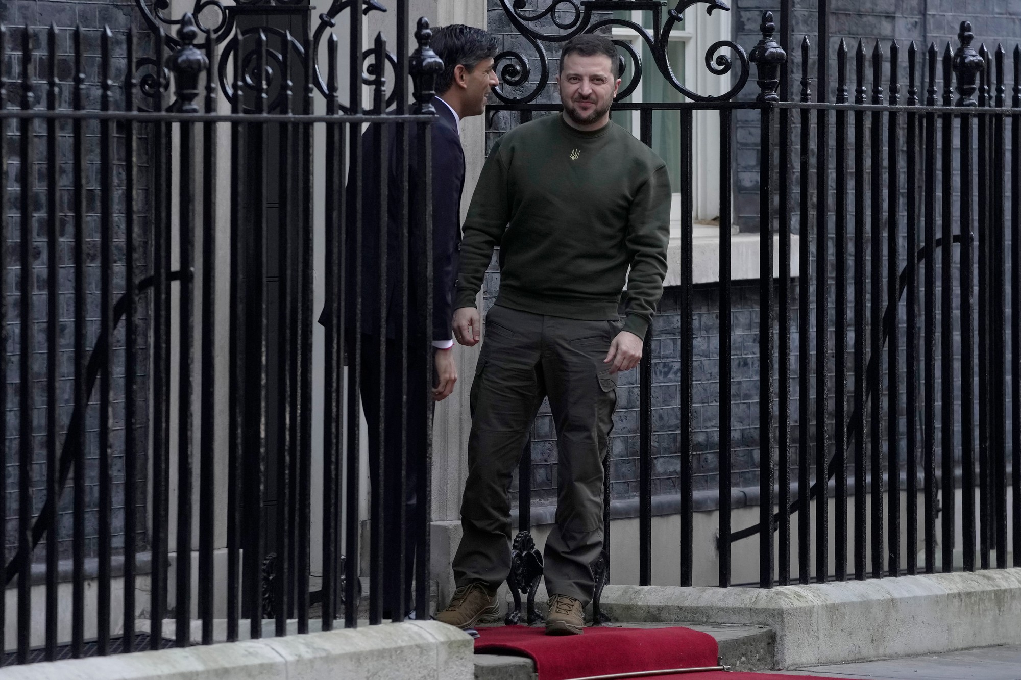 Ukrajinský prezident Volodymyr Zelenskyj (vpravo) a britský premiér Rishi Sunak pózujú na Downing Street 10 v Londýne v stredu 8. februára 2023.