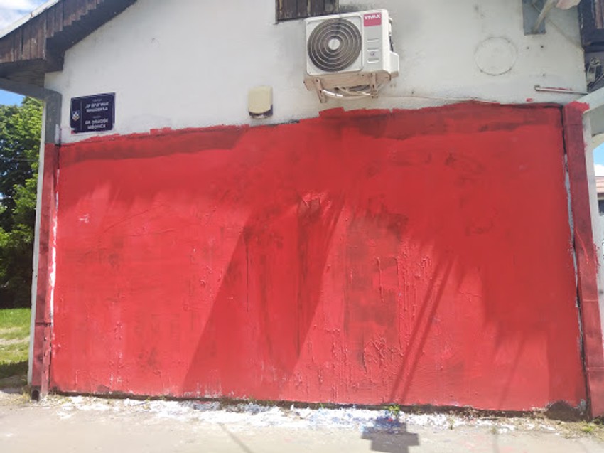 Zid na kome se nalazio veliki grb Belivukove navijačke grupe prekrečen je crvenom bojom