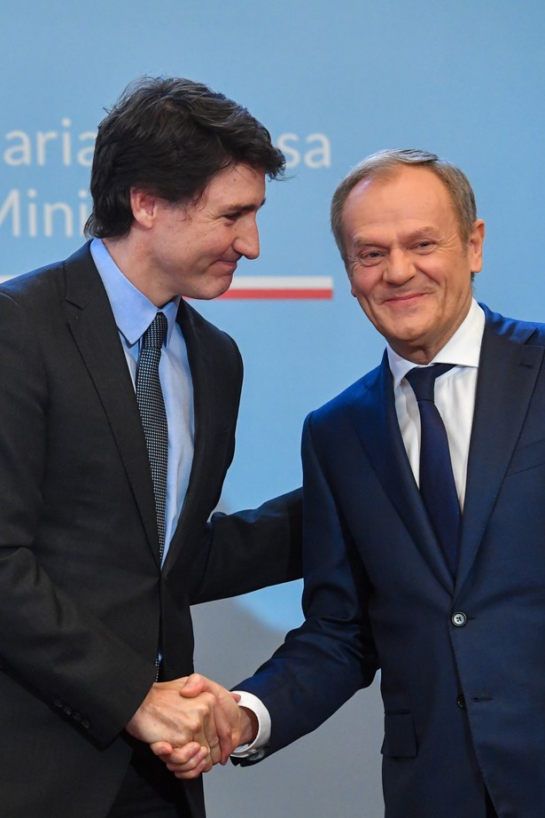 Warszawa, 26.02.2024. Premier Donald Tusk (P) oraz premier Kanady Justin Trudeau (L) podczas konferencji prasowej po spotkaniu w siedzibie KPRM w Warszawie, 26 bm. (jm) PAP/Piotr Nowak