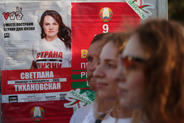 epa08588345 A pre-election poster picturing Belarusian opposition presidential candidate Svetlana Tikhanovskaya is seen during an authorities-organized festive event in Minsk, Belarus, 06 August 2020. The presidential election in Belarus will take place on 09 August 2020. EPA/TATYANA ZENKOVICH Dostawca: PAP/EPA.