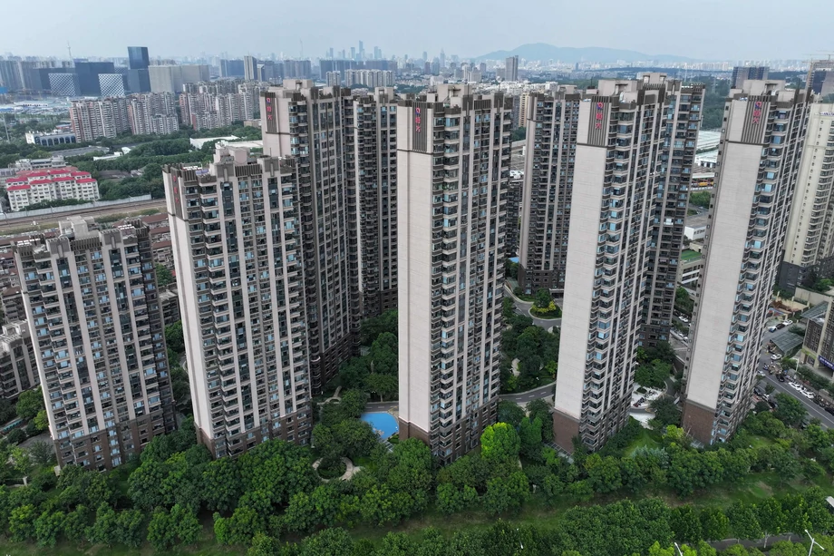 Logo Evergrande widoczne na budynkach mieszkalnych w Nanjing, we wschodniej chińskiej prowincji Jiangsu, 17 sierpnia 2023 r. chiński gigant nieruchomości złożył wniosek o ochronę przed upadłością w Stanach Zjednoczonych, co ma zabezpieczyć jego amerykańskie aktywa podczas starań o zawarcie umowy restrukturyzacyjnej