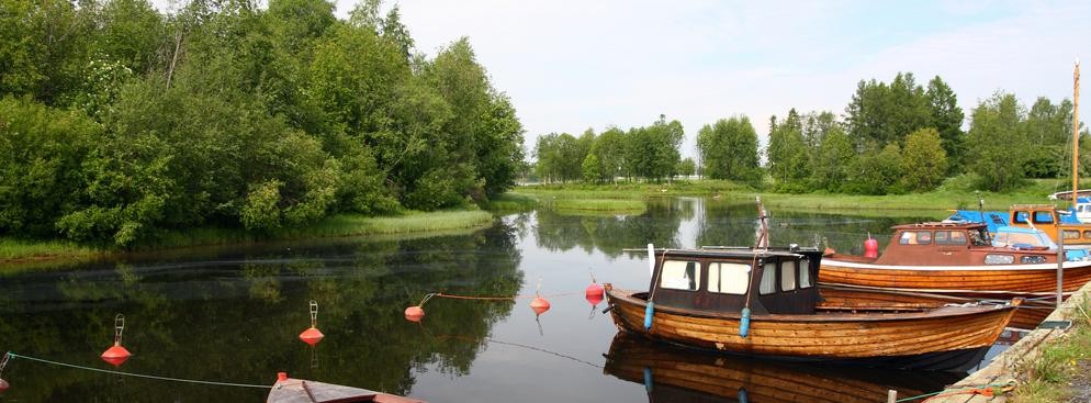 <strong>Oulu</strong>
<br></br>
550 km na północ od stołecznych Helsinek leży największe miasto Finlandii w jej środkowej i północnej cęści. Portowe Oulu leży nad Zatoką Botnicką, która w tej części zima zamarza. Oulu zamieszkuje niemal 150 tys. mieszkańców, czyli nieco mniej niż polski Olsztyn, ale to i tak sporo, jak na warunki fińskie. Miasto jest silnym ośrodkiem uniwersyteckim i badawczym. Swój ośrodek badawczy ma tu rodzima Nokia. Miasto nazywane jest 