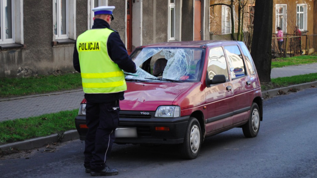 78-letek, jadąc Daewoo Tico na przejściu dla pieszych centralnie wjechał w starszą kobietę, która już schodziła z pasów. Hamować zaczął dopiero po tym, jak doszło do zderzenia. Policjanci podejrzewają, że dekoncentracja, brak właściwej reakcji mogły być powodowane wiekiem kierowcy.