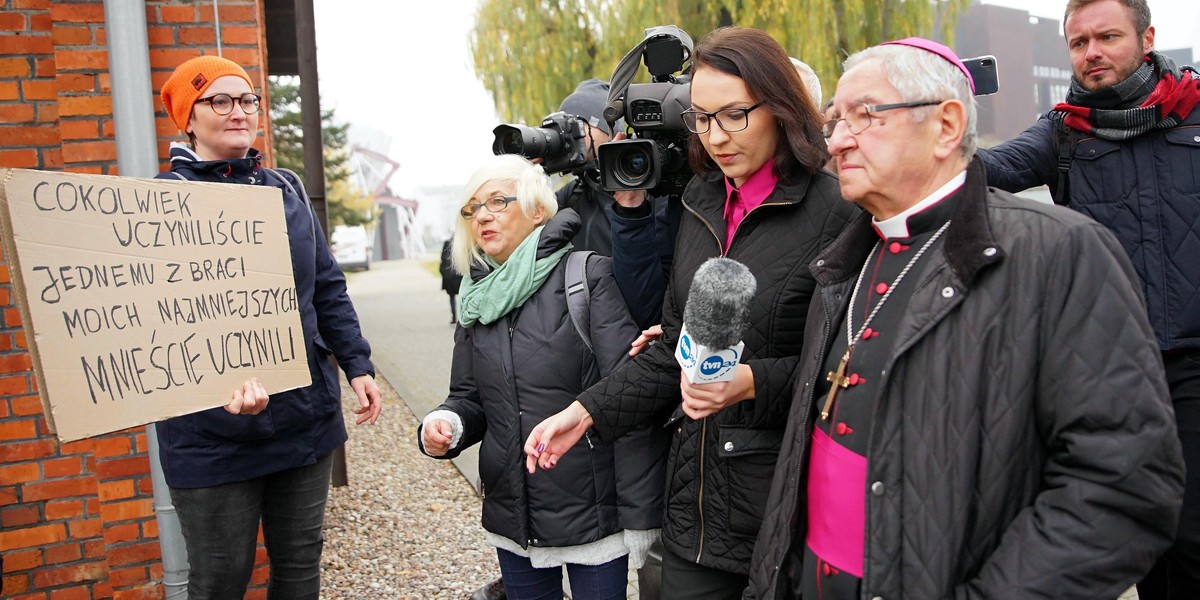 Przed salą BHP w Stoczni Gdańskiej na abp Głódzia czekała grupa demonstrantów domagających się ustąpienia duchownego ze stanowiska