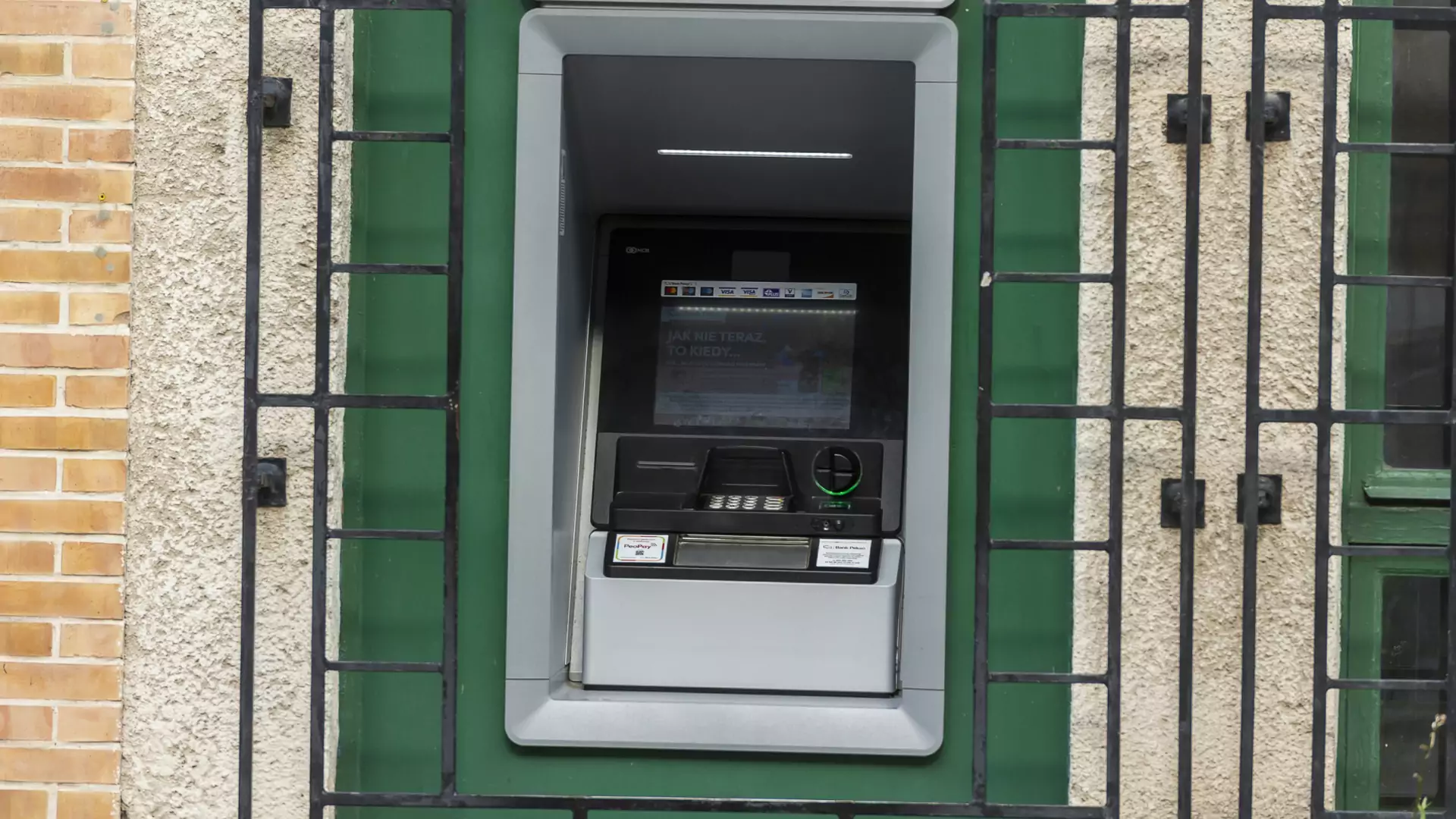 Złodzieje we Wrocławiu próbowali wysadzić bankomat. Nie wyszło