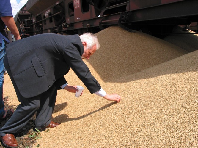 Gabriel Janowski na bocznicy kolejowej, gdzie Andrzej Lepper z kolegami z Samoobrony wysypali zboże z wagonów, czerwiec 2002 roku