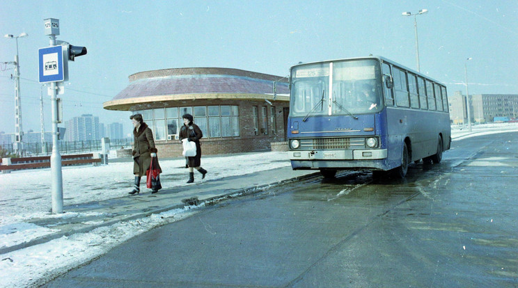 1987 - Káposztásmegyer, Szilas-patak végállomás. Háttérben balra az Ugró Gyula sor, jobbra az Óceánárok utca panelházai a Külső Szilágyi út irányából nézve./Fotó: Fortepan
