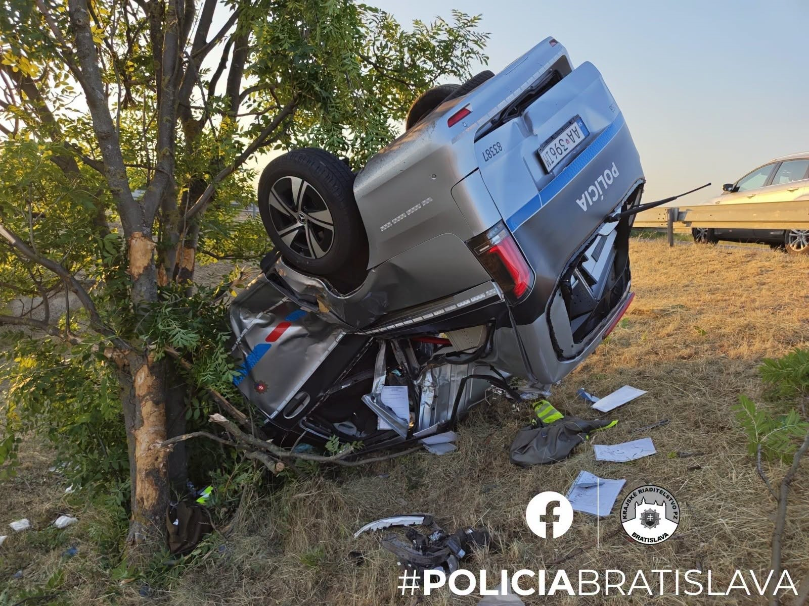 Došlo k dopravnej nehode služobného motorového vozidla s označením Polícia. 