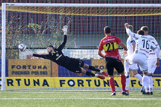 Bramkarz Górnika Zabrze Daniel Bielica (L) podczas meczu 1/16 finału piłkarskiego Pucharu Polski ze Ślęzą Wrocław