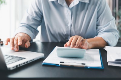 GUS: przeciętne wynagrodzenie w listopadzie 2025 r. wzrosło o 7,1 proc., zatrudnienie niższe o 0,8 proc. r/r