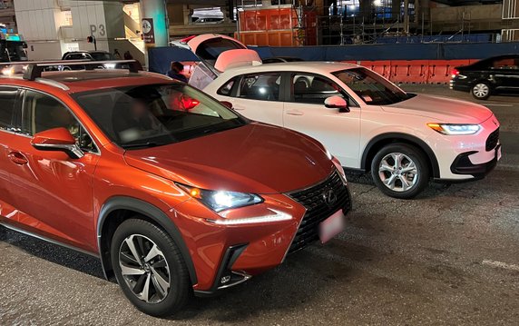 Lotnisko w Los Angeles: Lexus NX poprzedniej generacji (na pierwszym planie) i nowiutka Honda HR-V (wersja na rynek USA, inna niż europejska).