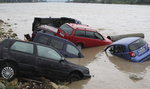 Powódź zabiła 12 osób, Polacy uwięzieni na...