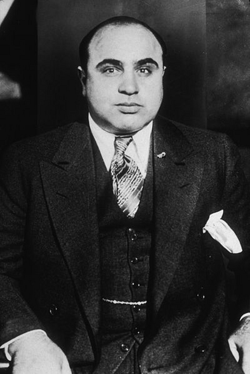 Chicagowski dom Al Capone jest na sprzedaż. Nieruchomość kryje w sobie wiele tajemnic z życia jednego z najsłynniejszych gangsterów na świecie. Według dokumentów, posiadłość została kupiona przez Al Capone w 1929 roku za 5 tysięcy dolarów. Teraz trzeba za nią zapłacić 225 tysięcy dolarów. To niedużo zważywszy na to, że pięć lat temu była wystawiona za dwukrotnie większą kwotę. Nie znalazła wówczas nabywcy. Słynny na całym świecie gangster mieszkał tu z rodziną. Czerwony dom z cegły, który znajduje się w południowej części Chicago, składa się z kilku sypialni, garażu na dwa auta i piwnicy. To właśnie jej podziemia kryją największe tajemnice. Stąd za pomocą kilku linii telefonicznych w latach trzydziestych gangster uprawiał nielegalny hazard. Ponadto ‘’człowiek z blizną’’ w pomieszczeniach tych miał swoje centrum dowodzenia. Kierował nielegalnymi interesami takimi jak m.in. przemyt alkoholu w czasie prohibicji, zarzucano mu także udział i przygotowanie kilku morderstw. . Gangster zmarł w 1947 roku w wieku 48 lat. [IAR]