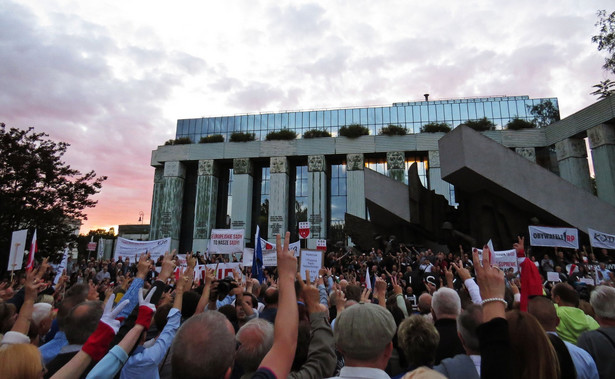 Protest nie blokuje ruchu ulicznego.