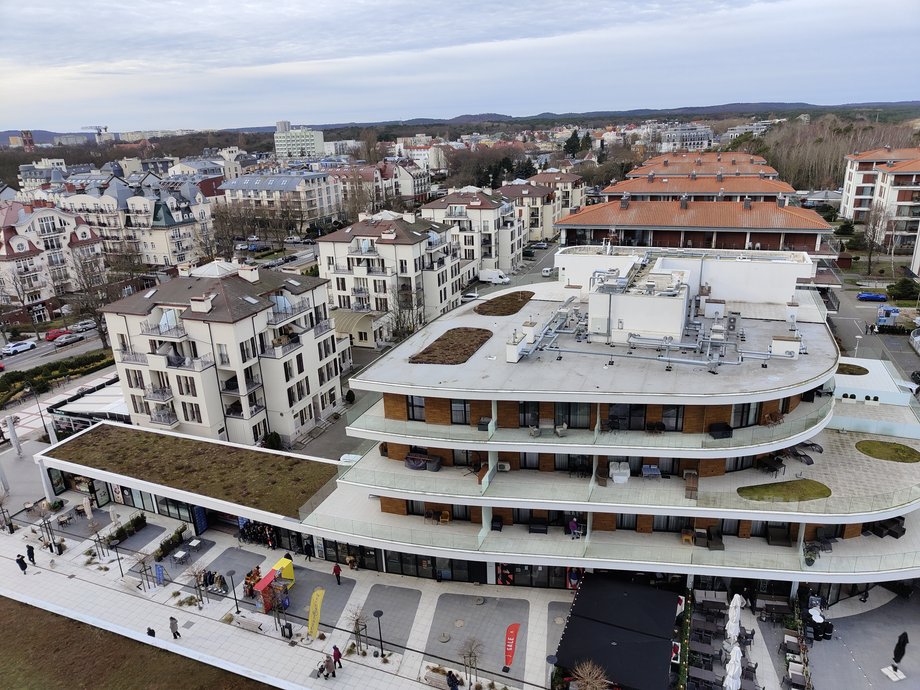 Panorama centrum Świnoujścia. Luksusowych apartamentowców tu nie brakuje