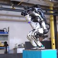 Zobacz, jak robot wykonuje salto w tył