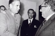 Augusto Pinochet wita sekretarza stanu Henry’ego Kissingera, Santiago, listopad 1975 r.