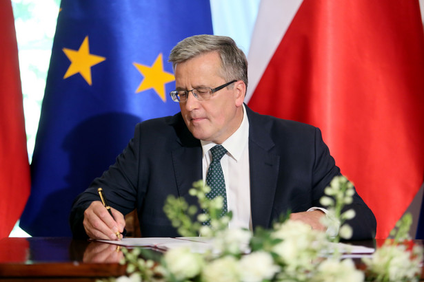 Prezydent Bronisław Komorowski podpisuje ustawę
