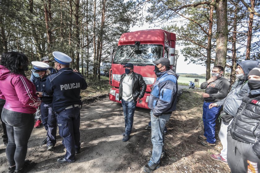 Bobrowniki: Bitwa mieszkańców z policją. Poszarpali się o śmieci