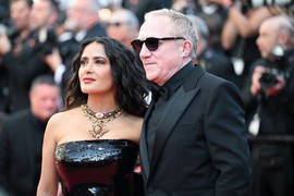 Salma Hajek otkrila kako se rešila svog “ĆUREĆEG VRATA”: Nije išla pod nož, a sve je uradila zbog muža milijardera