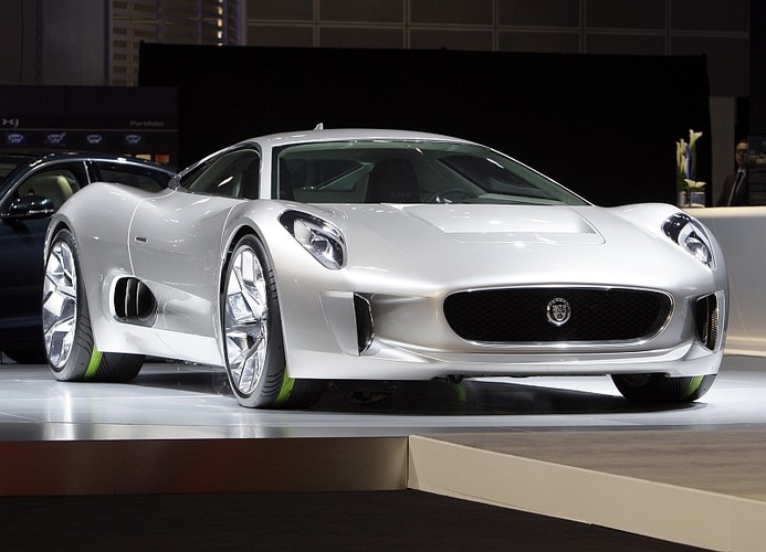 Jaguar C-X75 poza czterema elektrycznymi silnikami, ma także dwie turbiny - każdą o mocy 96 KM - spalające naturalny gaz, olej napędowy, biopaliwo lub LPG. Turbiny służą jako generatory, gdy baterie do silników stracą moc i wydłużają zasięg samochodu do 900 km