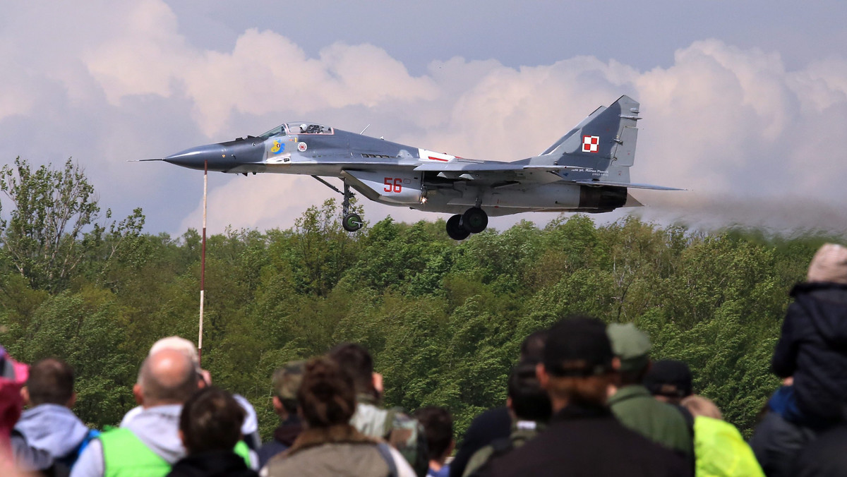 Samoloty MiG-29 wzniosą się w powietrze, a piloci chcą na nich latać. Do dyspozycji wojska pozostaje pięć maszyn, kolejnych 12 zostanie dopuszczonych po wykonaniu lotów kontrolnych - przekazał Inspektor Sił Powietrznych gen. dywizji pilot Jacek Pszczoła.