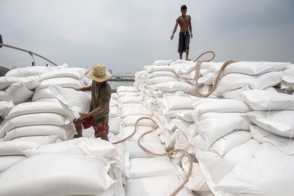 Przez szaloną decyzję Tajlandia nagromadziła miliony ton ryżu ale sytuacja może się zmienić